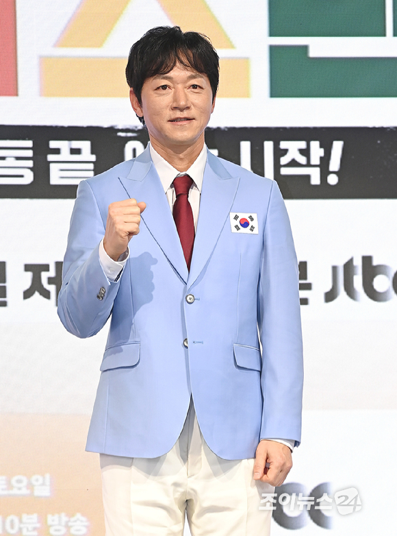 전 축구선수 김남일이 14일 서울 여의도 페어몬트 앰배서더 서울에서 열린 JTBC 신규 예능 '예스맨' 제작발표회에서 포즈를 취하고 있다. [사진=곽영래 기자]
