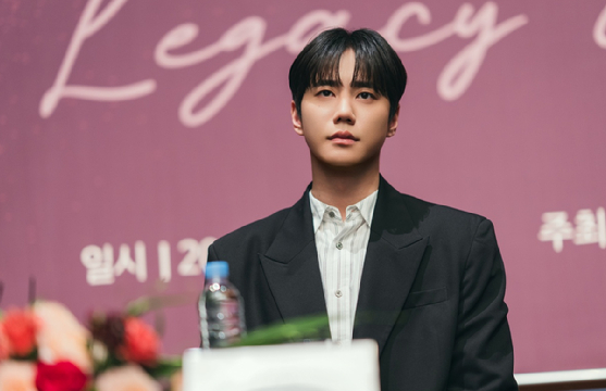 25일 오후 열린 tvN 새 토일드라마 '포핸즈' 제작발표회에서 이준영이 포토타임을 갖고 있다. [사진=tvN]