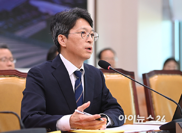 홍지선 국토교통부 장관 후보자가 16일 서울 여의도 국회에서 열린 국토교통위원회 인사청문회에서 질의에 답변하고 있다. [사진=곽영래 기자]