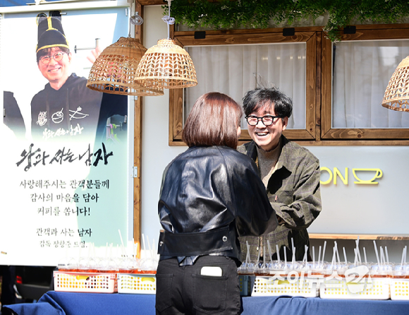 '천만 감독' 장항준 감독이 12일 오후 서울 중구 프레스센터 앞 광장에서 영화 '왕과 사는 남자' 흥행 감사 커피차 이벤트를 진행하고 있다. [사진=정소희 기자]