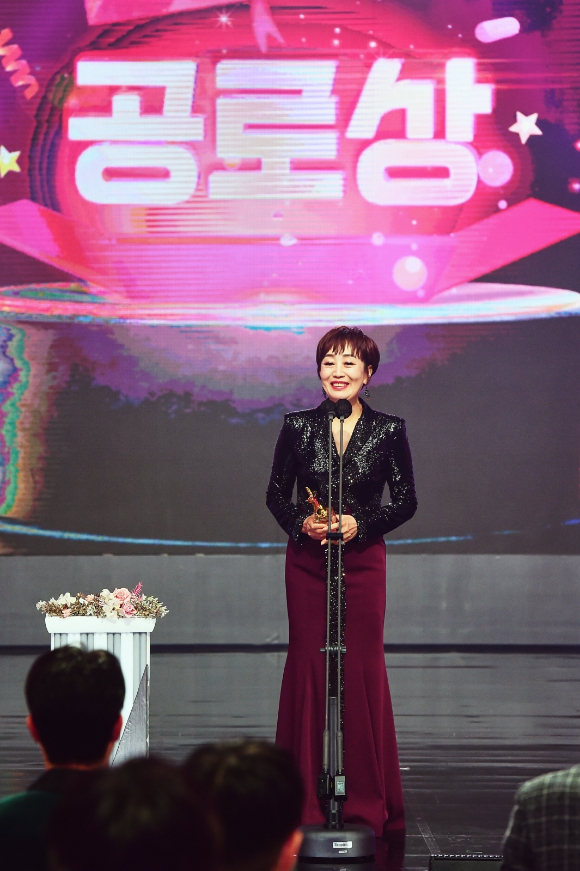 가수 하춘화가 29일 서울 마포구 상암동 MBC에서 열린 2021 MBC 방송연예대상 시상식에서 공로상을 받고 소감을 전하고 있다. [사진=MBC]