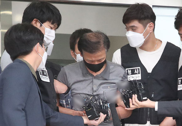 전자발찌를 훼손하기 전후로 여성 2명을 살해한 혐의를 받는 강윤성씨가 지난해 9월 서울 송파경찰서에서 검찰에 송치되기 위해 호송차로 향하고 있다. [사진=뉴시스]