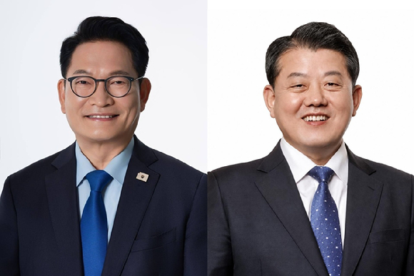지난 1일 대통령 평화외교특별보좌관과 국방정책특별보좌관에 위촉된 송영길 더불어민주당 의원(왼쪽)과 김병주 더불어민주당 의원(오른쪽). [사진=청와대]