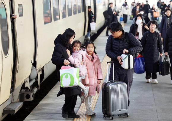설 연휴를 하루 앞둔 13일 광주 광산구 광주송정역에서 귀성객들이 열차에서 내리고 있다. 2026.2.13 [사진=연합뉴스]