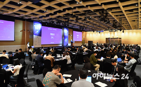클라우드 기술 혁신의 현재와 미래를 점검하는 '대한민국 클라우드/SaaS 포럼 2025'(KCSF 2025)이 30일 서울 여의도 FKI타워 그랜드 볼룸에서 열렸다. 박동석 아이뉴스24 사장이 개회사를 하고 있다. [사진=곽영래 기자]