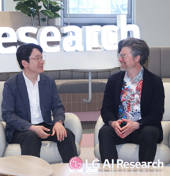 임우형 LG AI연구원 공동 연구원장과 브라이언 카탄자로 엔비디아 응용연구 총괄 부사장이 협력 방향을 논의하고 있다. [사진=LG]