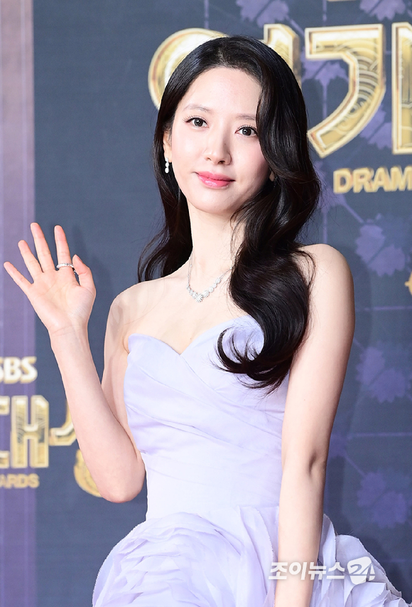 '귀궁' 배우 김지연(보나)이 31일 오후 서울 마포구 상암동 SBS 프리즘타워에서 열린&nbsp;2025 SBS 연기대상&nbsp;레드카펫 행사에 참석하고 있다. [사진=정소희 기자]