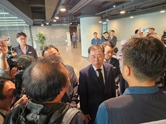 21일 오후 경기 성남시 HL만도 판교 사옥에서 열린 &lsquo;평택공장 사망 사고 관련 종합 안전 개선 대책 발표&rsquo; 기자회견장에서, 고(故) 김승모 군의 유족들이 피켓을 들고 시위를 벌이고 있다. [사진=설재윤 기자]