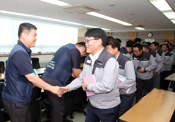 정용원 대표이사(사진 오른쪽)와 선목래 노동조합 위원장이 2023 임∙단협 합의안에 서명 후 기념 촬영을 하고 있다. [사진=KG모빌리티]