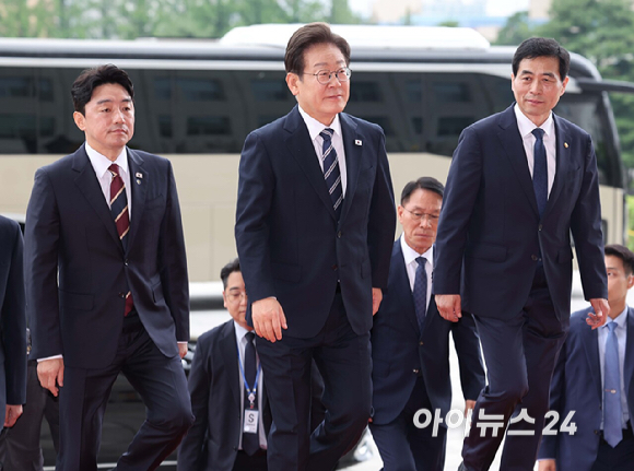 이재명 대통령이 26일 서울 여의도 국회에서 열린 추가경정예산안 시정연설을 위해 본관으로 들어서고 있다. [사진=국회사진기자단]