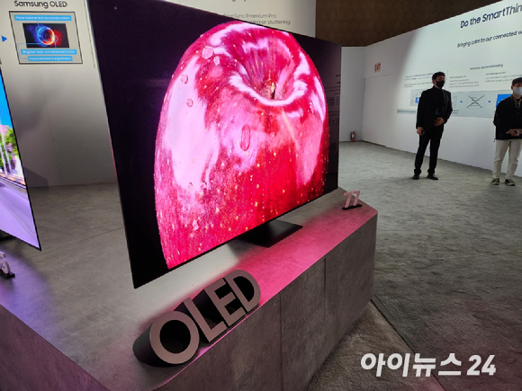 삼성전자 퍼스트룩 TV 행사에서 공개된 삼성 OLED TV 77인치 [사진=민혜정 기자]