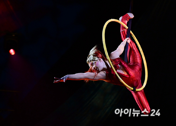 15일 오후 서울 잠실종합운동장 내 빅탑에서 열린 태양의서커스 '쿠자(KOOZA)' 프레스 컨퍼런스에서 배우들이 환상적인 무대를 선보이고 있다. [사진=정소희 기자]