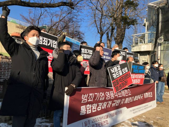 강원 영월군청 전략산업팀 관계자들이 ZLD 시스템 앞에서 석포제련소 관계자로부터 설명을 듣고 있다. [사진=영풍]