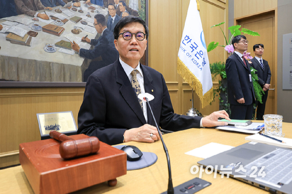 이창용 한국은행 총재가 10일 서울 중구 한국은행 본관에서 열린 금융통화위원회 본회의를 주재하고 있다. 2026.04.10 [사진=사진공동취재단]