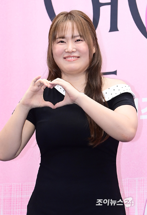 크리에이터 찰스엔터(김찬미)가 23일 오후 서울 마포구 상암동 스탠포드호텔에서 열린 넷플릭스 예능 '연애실험실' 제작발표회에 참석해 포즈를 취하고 있다. [사진=정소희 기자]