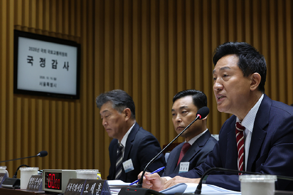 오세훈 서울시장이 19일 서울시청에서 열린 국회 국토교통위원회 국정감사에서 위원 질의에 답하고 있다. [사진=연합뉴스]