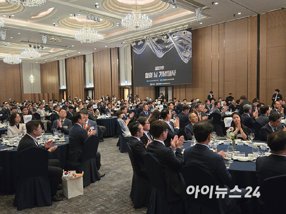 장인화 포스코 회장이 9일 서울 롯데호텔 월드에서 진행된 제27회 철의날 기념행사에서 발언하고 있다. [사진=최란 기자]