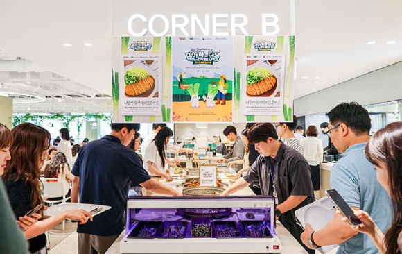현대그린푸드가 운영하는 단체급식 사업장에서 태안군 대파를 활용한 특별 메뉴를 받기 위해 줄을 서고 있는 모습. [사진=현대그린푸드]