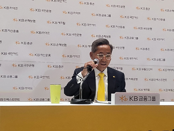 윤종규 KB금융지주 회장이 25일 기자간담회에서 발언하고 있다. [사진=박은경 기자]