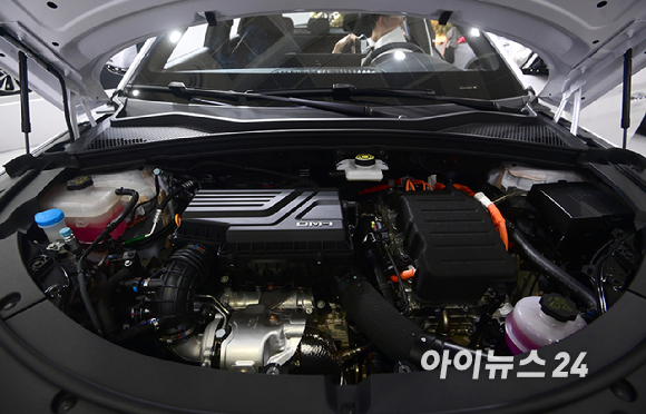 'EV 트렌드 코리아 2026'이 25일 서울 강남구 코엑스에서 열렸다. BYD코리아 부스에 순수 전기차 '아토 3 플러스'가 전시되고 있다. [사진=정소희 기자]