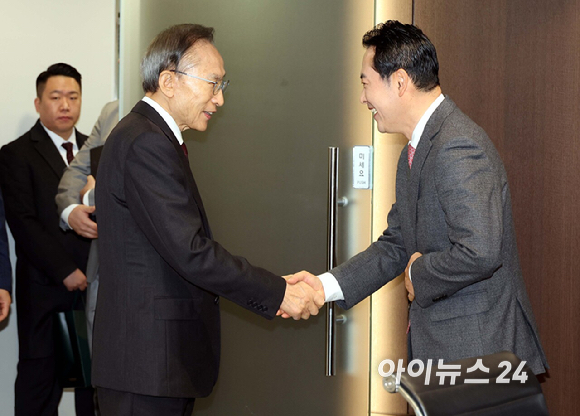 장동혁 국민의힘 대표가 2일 서울 서초구 영포빌딩에서 이명박 전 대통령을 만나 외연 확장 등 당 운영 방안과 지방선거 전략에 관한 조언을 듣고 있다. [사진=국회사진기자단]