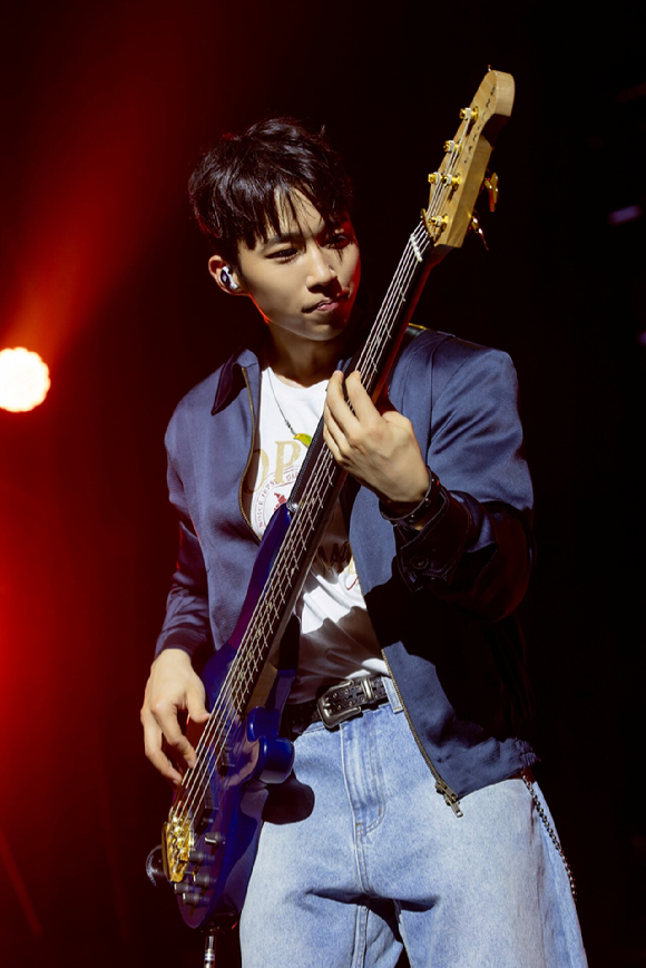 밴드 엔플라잉 이승협이 첫 전국투어 2026 N.Flying LIVE '&CON5 : into REM'(2026 엔플라잉 라이브 '엔콘5 : 인투 렘') 부산 공연에서 멋진 무대를 선사하고 있다. [사진=FNC엔터테인먼트]