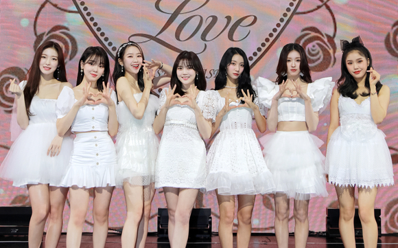 그룹 오마이걸(OH MY GIRL)이 28일 온라인으로 진행된 정규 2집 'Real Love' 발매 기념 쇼케이스에 참석해 포즈를 취하고 있다. [사진=WM엔터테인먼트]