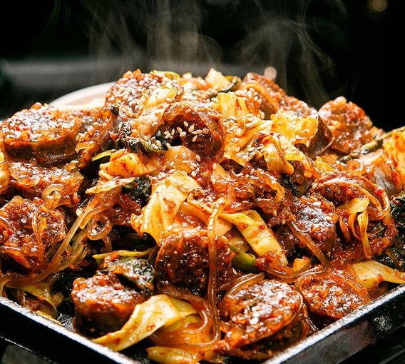 급식에 순대볶음이 나왔다는 이유로 교사가 학부모에게 항의를 받았다는 사연이 공개됐다. 사진은 순대볶음. [사진=홈플러스]