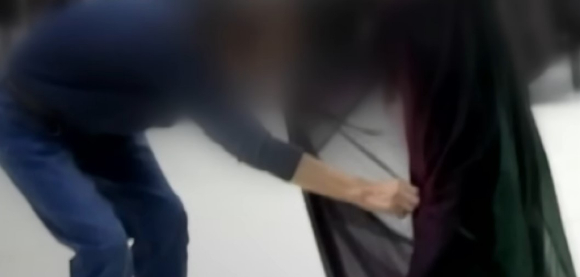 플룻을 연주하던 연주자의 치마를 들춘 남성 [사진=JTBC '사건반장' 캡처]