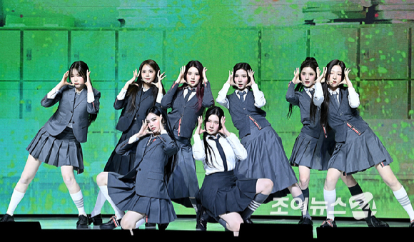 걸그룹 하츠투하츠가 20일 오후 서울 용산구 블루스퀘어에서 열린 첫 미니앨범 'FOCUS'(포커스) 발매 기념 미디어 쇼케이스에서 무대를 선보이고 있다. [사진=곽영래 기자]