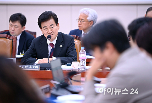 정동영 통일부 장관 후보자가 14일 오전 국회 외교통일위원회에서 열린 인사청문회에 출석해 질의에 답하고 있다. [사진=곽영래 기자]