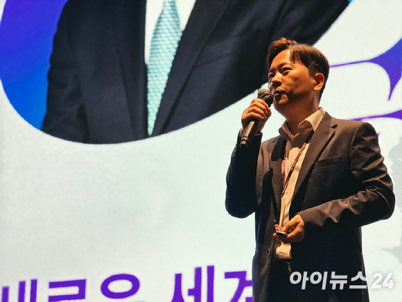 고석태 제논 대표가 3일 서울 서초구 엘타워에서 열린 제5회 AI 익스피리언스 데이(AIXperience Day)에서 '생성형 AI(Generative AI) 2.0: 차세대 생성형 AI가 여는 새로운 세계'를 주제로 기조연설하고 있다. [사진=안세준 기자]