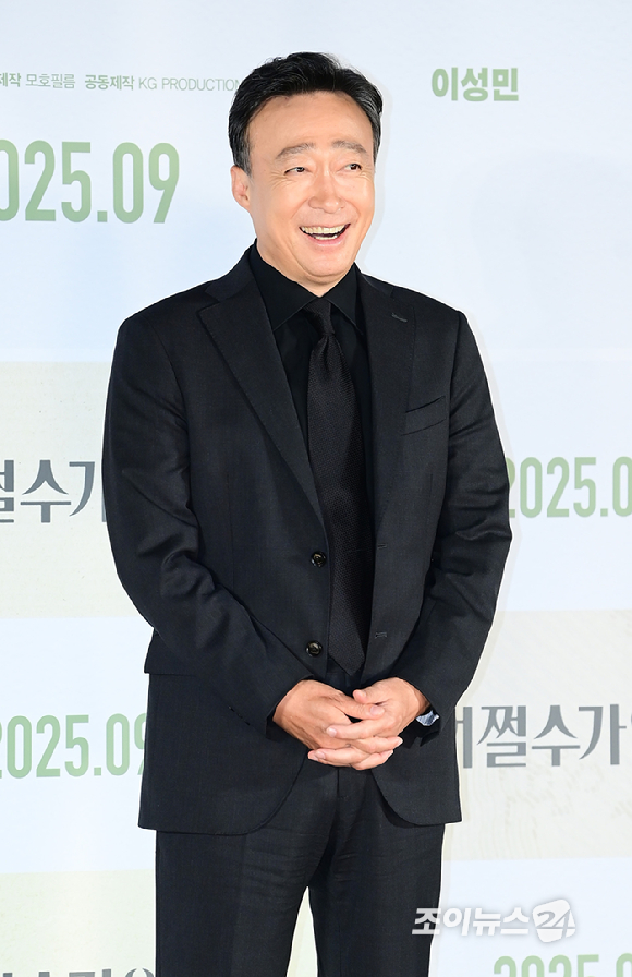 배우 이성민이 19일 오전 서울 용산구 CGV아이파크몰점에서 열린 영화 '어쩔수가없다'(감독 박찬욱) 제작보고회에 참석하고 있다. [사진=정소희 기자]