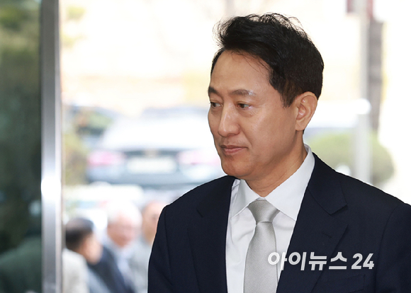 오세훈 서울시장이 3일 오전 서울 서초구 서울중앙지법에서 열린 '여론조사 대납 의혹 사건' 1심 속행 공판에 출석하고 있다. [사진=사진공동취재단]