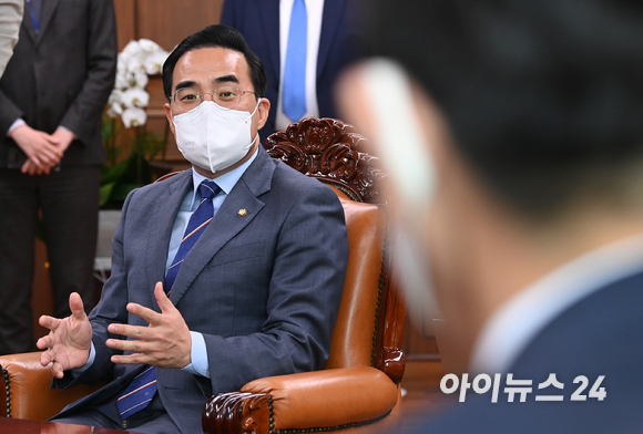 박홍근(왼쪽) 더불어민주당 원내대표와 권성동(오른쪽) 국민의힘 원내대표가 12일 오전 서울 여의도 국회에서 박병석(가운데) 국회의장 주재로 열린 양당 원내대표 회동에서 기념촬영을 하고 있다. [사진=김성진 기자]