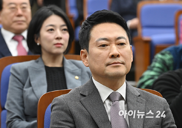 국민의힘 장동혁 대표와 배현진 의원이 23일 서울 여의도 국회에서 열린 의원총회에 참석하고 있다. [사진=곽영래 기자]