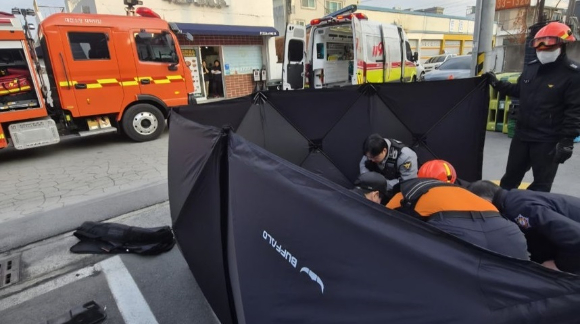 마트 주차장에서 차에 갈린 사고 피해자 이송 준비하는 소방당국 [사진=대전소방본부]