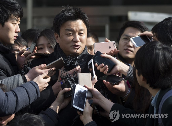 임우재 전 삼성전기 상임고문이 2016년 수원지법 성남지원에서 항소장을 제출한 후 취재진의 질문에 답하고 있다. 2016.2.4 [사진=연합뉴스]
