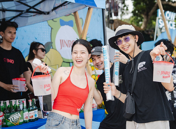 하이트진로가 태국 최대 해변 음악 축제 '새멧 인 러브 뮤직 페스티벌 2025'에 후원사로 참여해 현지 공략을 강화했다. [사진=하이트진로]