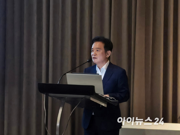 남경필 퓨처링크&middot;포니링크 회장(왼쪽부터)과, 제임스 펑(James Peng) Pony.ai 공동창업자 겸 CEO, 차두원 퓨처링크 대표이사 지난 28일 서울 여의도 콘래드 서울에서 전략적 협력 협약식을 체결하고 있다. [사진=최란 기자]