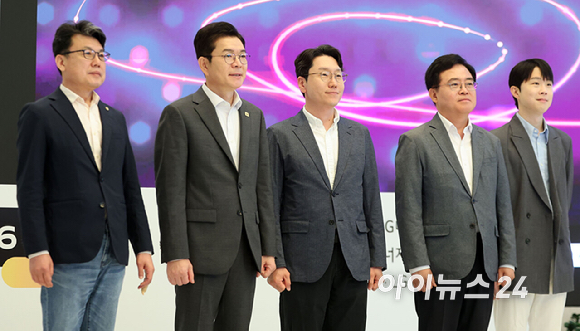 정원오 더불어민주당 서울시장 후보(왼쪽)가 11일 서울 마곡동 LG사이언스파크를 방문해 임우형 LG AI연구원장과 대화를 하고 있다. [사진=국회사진기자단 ]