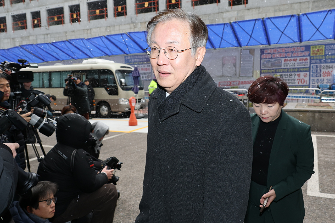 공천헌금 수수 등 각종 비위 의혹을 받는 더불어민주당 김병기 의원이 12일 서울 여의도 중앙당사에서 열린 윤리심판원 회의에 출석해 소명을 마친 뒤 당사를 나서고 있다. 2026.1.12 [사진=연합뉴스]