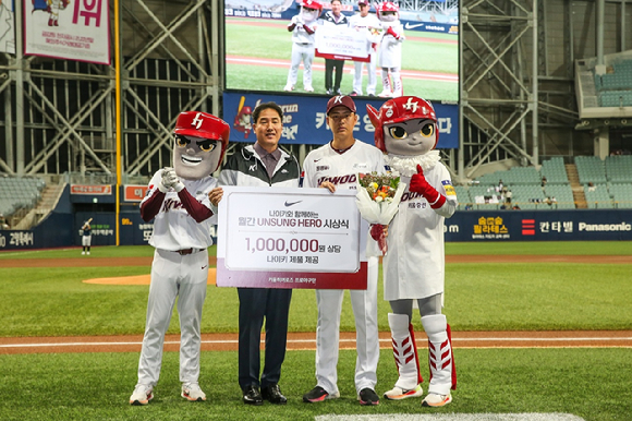 키움 히어로즈는 21일 열린 NC 다이노스에 앞서 '나이키와 함께하는 8월 언성 히어로' 시상식을 진행했다. 수상자인 김선기가 고종욱 구단 단장과 함께 기념촬영하고 있다. [사진=키움 히어로즈]