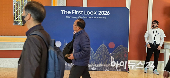삼성전자 CES 2026 단독 전시관 입구에 모여있는 관람객들. [사진=박지은 기자]