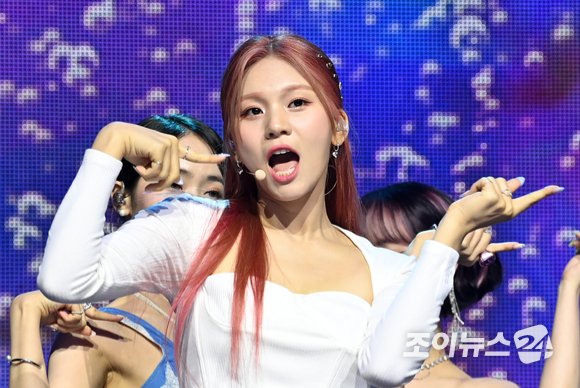 그룹 비비지 엄지가 6일 오후 서울 광진구 광장동 예스24라이브홀에서 열린 두 번째 미니앨범 '서머 바이브(Summer Vibe)' 발매 기념 쇼케이스에서 공연을 하고 있다. [사진=김성진 기자]