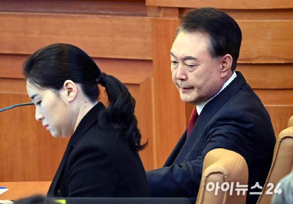 윤석열 대통령이 13일 오전 서울 종로구 헌법재판소에서 열린 탄핵심판 8차 변론에 출석해 변호인과 이야기를 하고 있다. [사진=사진공동취재단]