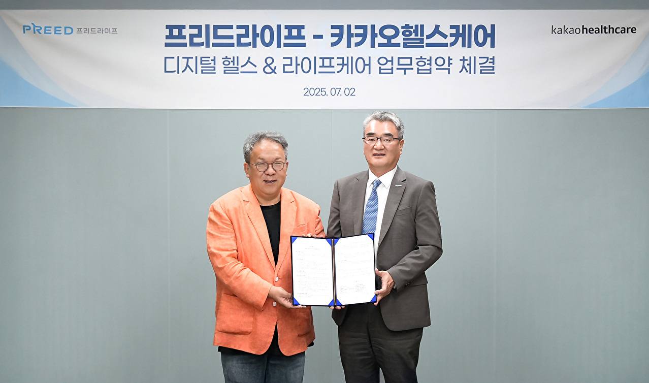 황희 카카오헬스케어 대표(왼쪽)와 김만기 프리드라이프 대표가 업무협약 체결 기념 사진을 찍고 있다. [사진=카카오헬스케어]