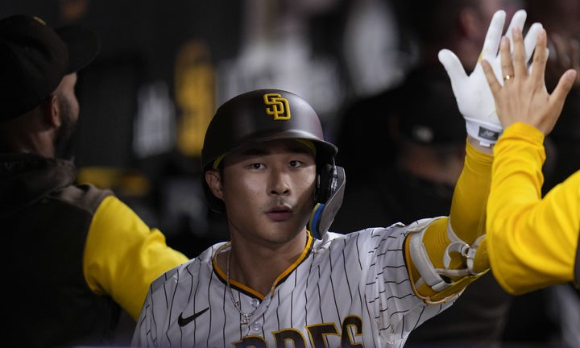 MLB 샌디에이고 소속 김하성은 25일(한국시간) 열린 피츠버그와 홈 경기에서 홈런 2방을 쳤다. 2021년 MLB 데뷔 후 개인 최초로 한 경기 2홈런 이상을 기록했다. [사진=뉴시스]