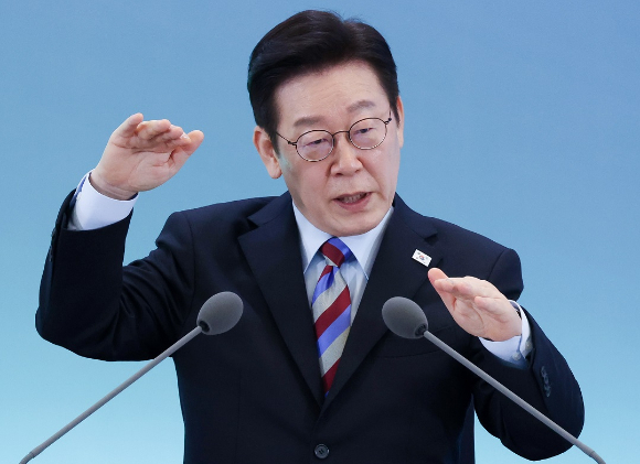 이재명 대통령이 6일 창원 성산구 창원컨벤션센터에서 열린 '경남의 마음을 듣다' 타운홀미팅 간담회에서 발언하고 있다. [사진=연합뉴스]