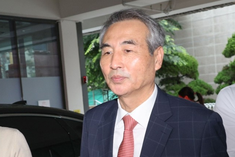 윤석열 전 대통령 부인 김건희 여사 관련 의혹을 수사하는 민중기 특별검사가 지난 6월 20일 서울 서초구 서초동에 마련된 임시 사무실로 출근하고 있다. 2025.6.20 [사진=연합뉴스]